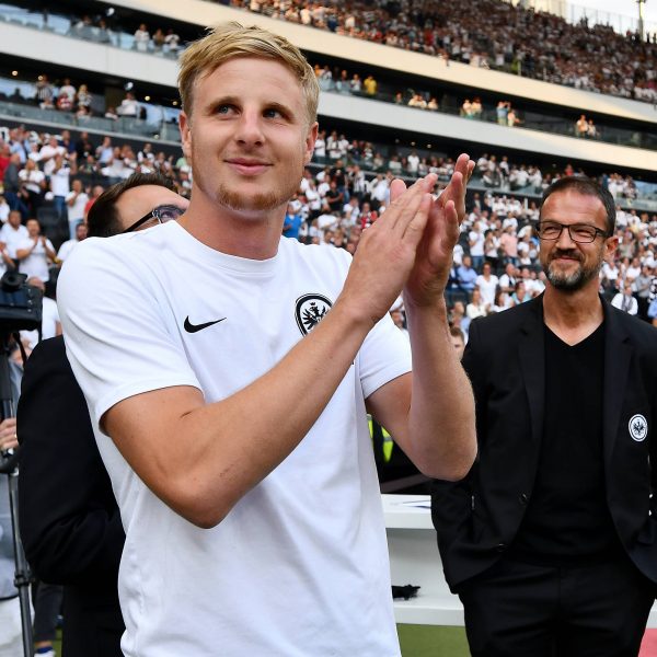  Martin Hinteregger wurde von den Fans mit tosendem Applaus begrüßt. (Foto: imago images/ revierfoto)