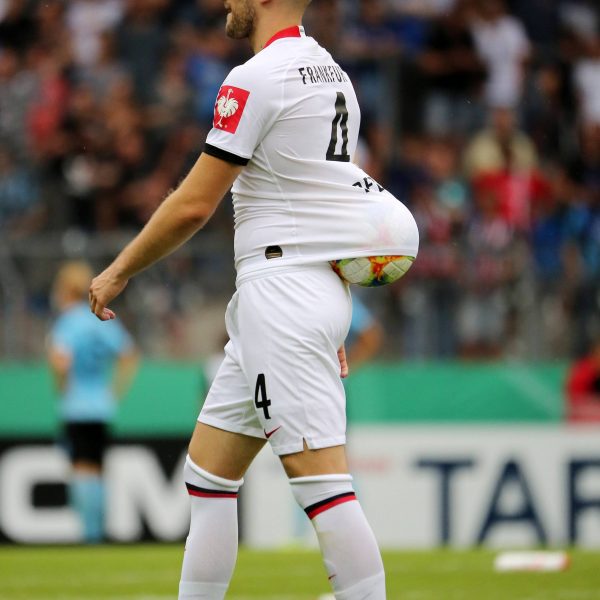  Matchwinner Ante Rebic hat sich nach seinem Hattrick den Ball als Erinnerung geschnappt. Es war der erste Hattrick seiner Karriere. (Bild: imago images/ Eibner)