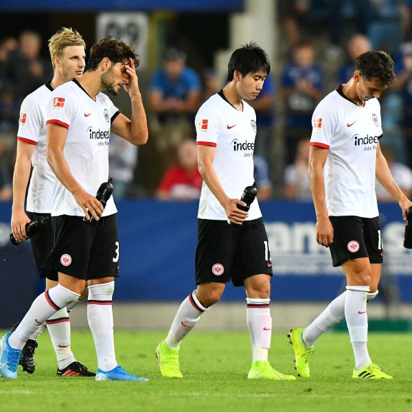  Hängende Köpfe nach der 0:1-Niederlage gegen Straßburg. (Foto: Imago images/Jan Huebner)
