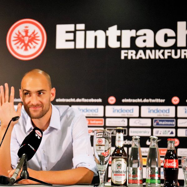  Der neue Eintracht-Stürmer Bas Dost bei seiner Vorstellung. (Bild: imago/Hartenfelser)