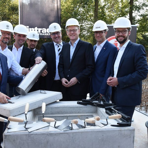  Fredi Bobic, Axel Hellmann legten mit OB Peter Feldmann und Vertretern der Baugesellschaft den Grundstein des neuen Eintracht-Camps. (Foto: imago images / Hartenfelser