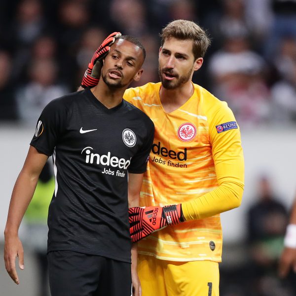  Kevin Trapp tröstet den verunsichert wirkenden Djibril Sow. Der Schweizer konnte sich in der zweiten Halbzeit steigern und das Vertrauen zurückzahlen.