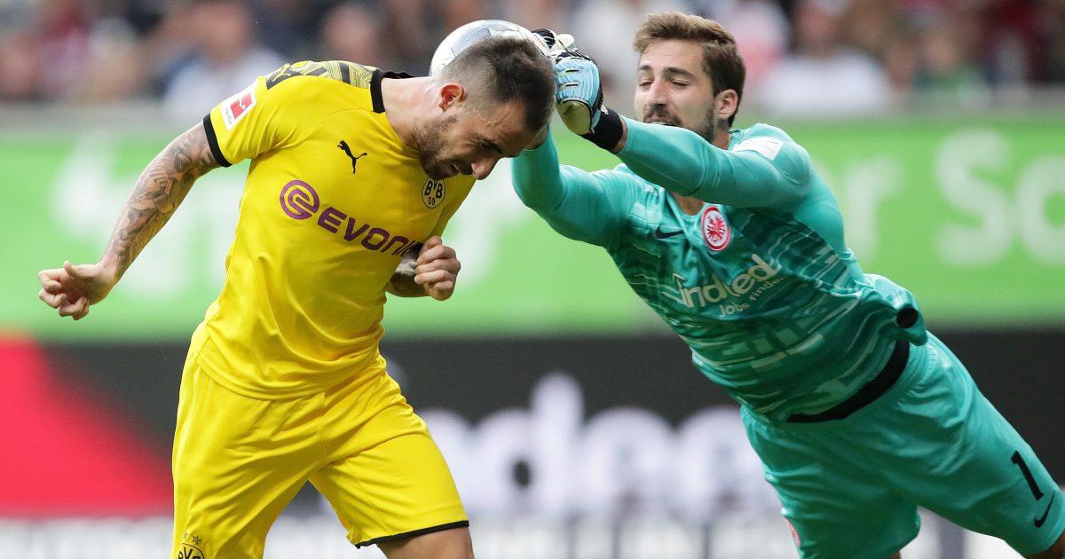  Kevin Trapp klärt gegen Paco Alcacer. Foto: Rhode