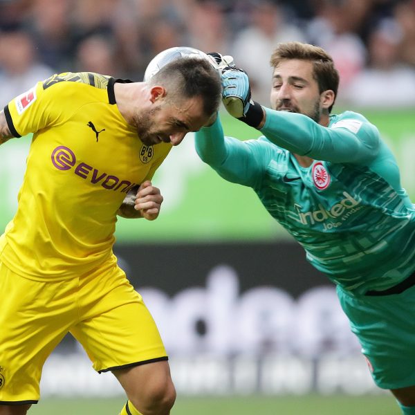  Kevin Trapp klärt gegen Paco Alcacer. Foto: Rhode