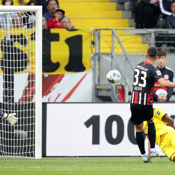  André Silva trifft zum zwischenzeitlichen 1:1. Djibril Sow hatte vorgelegt.