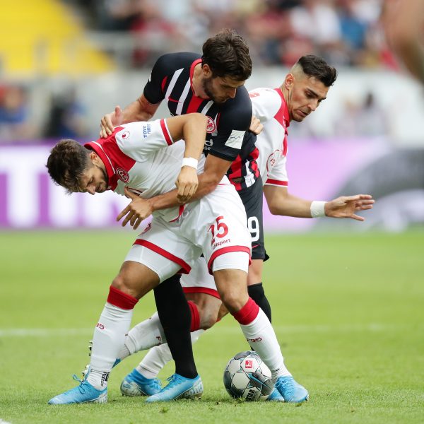  Die erste Halbzeit zwischen der Eintracht und der Fortuna war äußerst umkämpft.