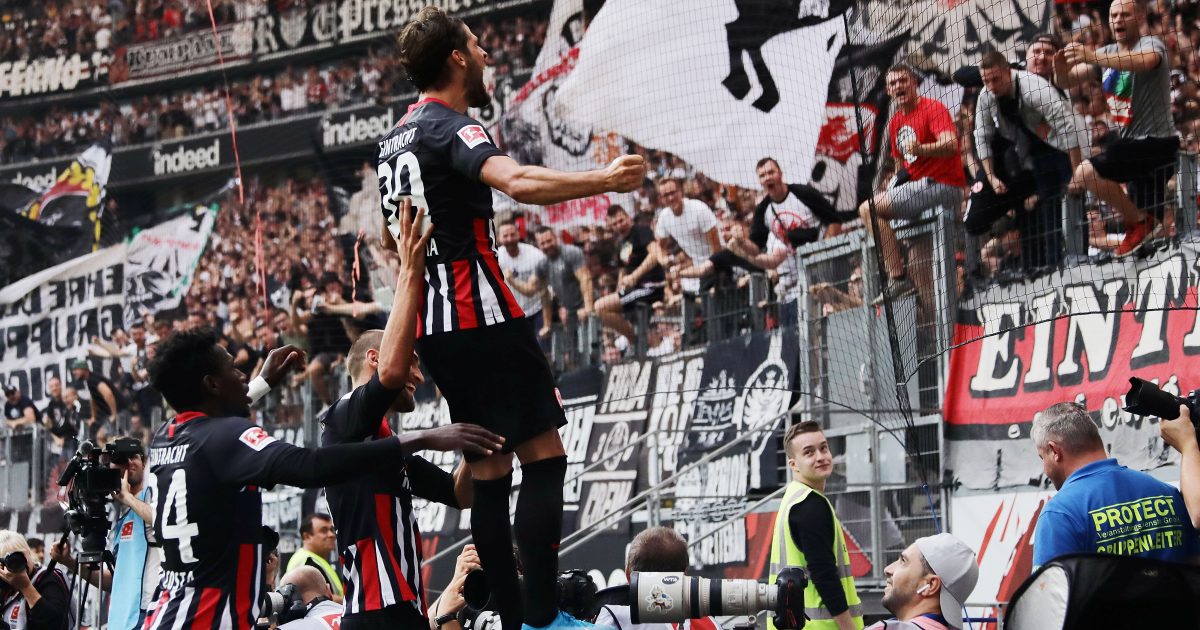  Goncalo Paciencia lässt sidh nach seinem Siegtreffer vor der Nordwestkurve feiern