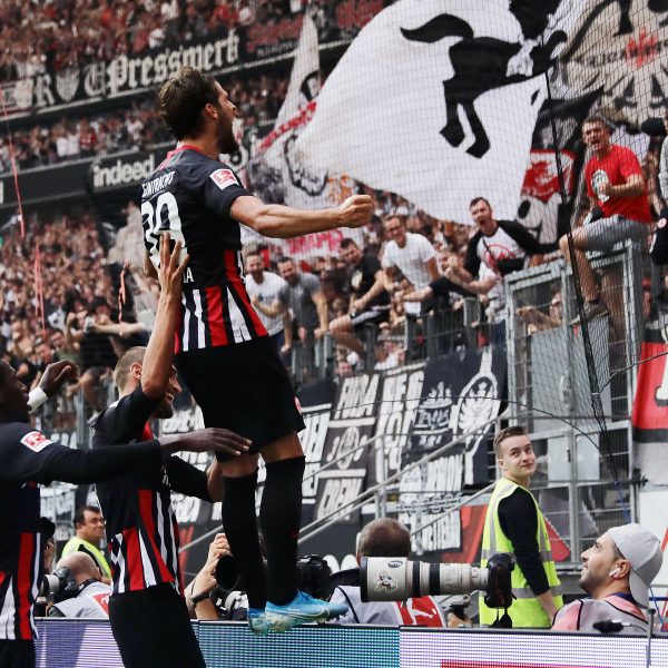  Goncalo Paciencia lässt sidh nach seinem Siegtreffer vor der Nordwestkurve feiern