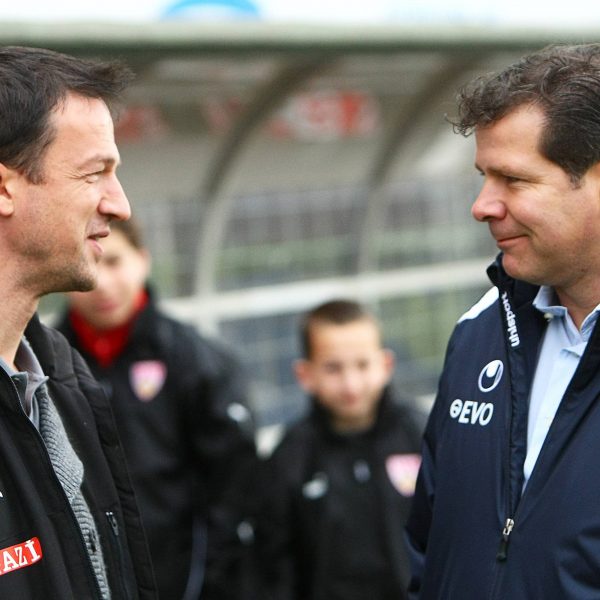  Fredi Bobic stellt sich hinter Andreas Möller. (Foto: imago images / Jan Huebner)