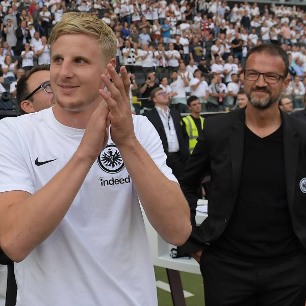  Fredi Bobic (re.) holte Martin Hinteregger zurück an den Main (Bild: imago images / Jan Huebner).