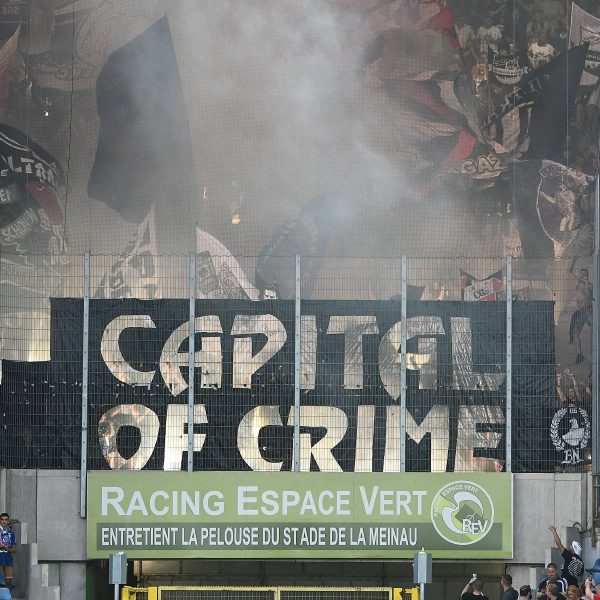  Pyrotechnik im Frankfurterblock während des Playoff-Hinspiels. Leidtragende ist wieder einmal die SGE. (Foto: imago images / Jan Huebner)