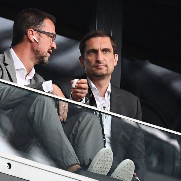  Fredi Bobic und Oliver Frankenbach (v.l.) arbeiten zusammen im Vorstand der SGE. (Bild: imago images / Jan Huebner)