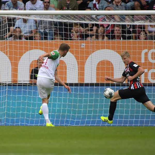  Marco Richter und Florian Niederlechner trafen für Augsburg zum 2:0-Halbzeitstand (Bild: imago images / Jan Huebner).