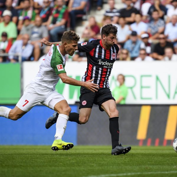  Der FC Augsburg stellte David Abraham und seine SGE vor große Probleme (Bild: imago images / Jan Huebner).