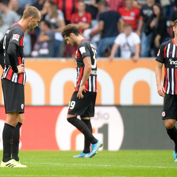  Enttäuschte Gesichter nach dem Abpfiff. Die Eintracht kann trotz verbesserter zweiten Halbzeit nicht mehr ausgleichen. (Bild: imago images / Jan Huebner)