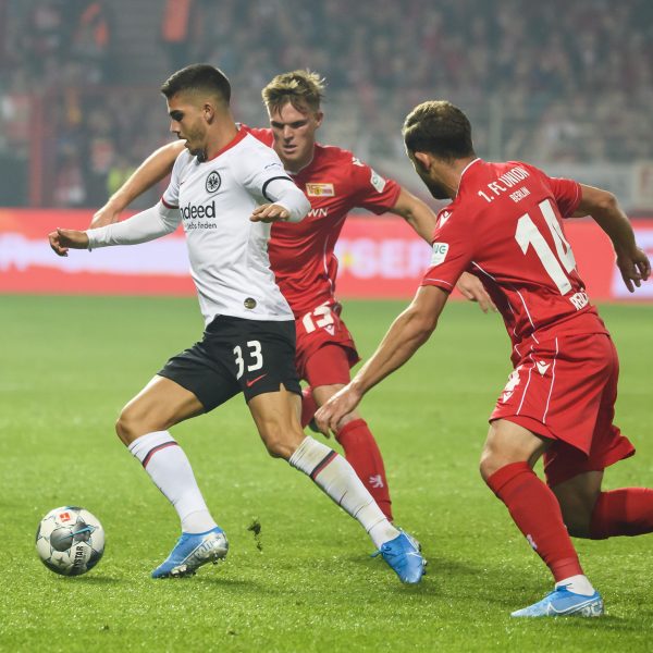  André Silva und seine Adler-Kollegen sind bislang noch zu harmlos im Spiel nach vorne. (Foto: Imago images / Jan Huebner)