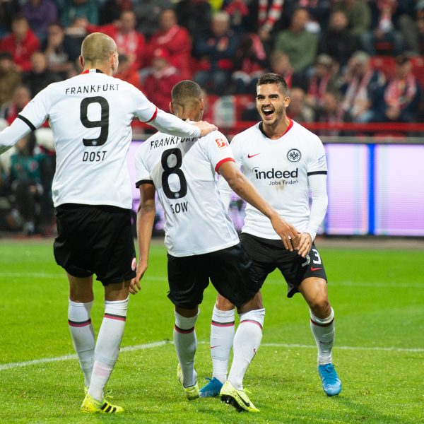  Die Adler feiern den ersten Auswärtssieg der Saison. (Foto: Imago Images / Jan Huebner)