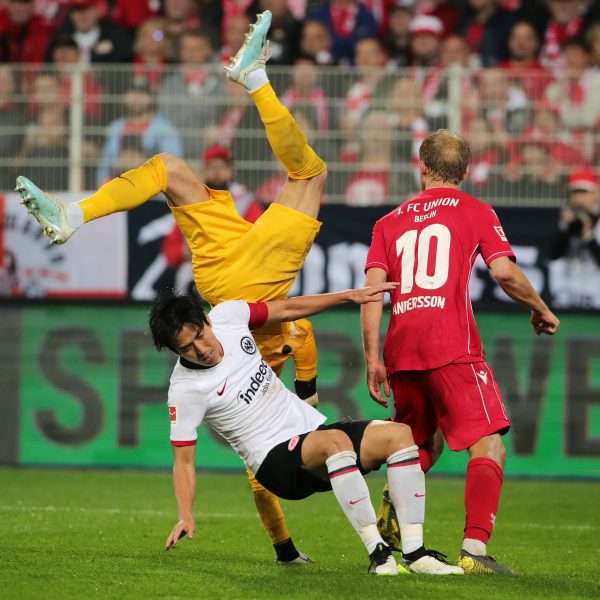  Kevin Trapp und Makoto Hasebe prallten kurz vor Schluss zusammen. (Foto: imago images / Contrast)