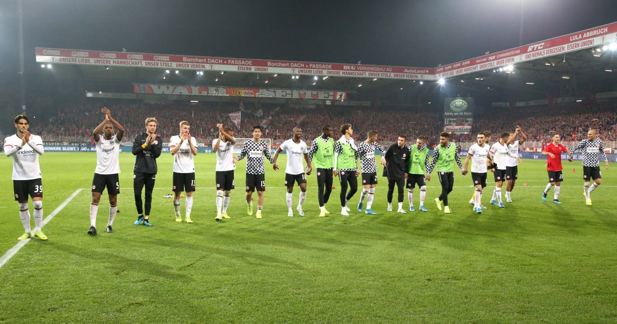 Die Spieler der Eintracht feiern den Auswärtssieg vor der Kurve der mitgereisten Fans. (Foto: imago images / Nordphoto)