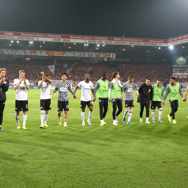  Die Spieler der Eintracht feiern den Auswärtssieg vor der Kurve der mitgereisten Fans. (Foto: imago images / Nordphoto)