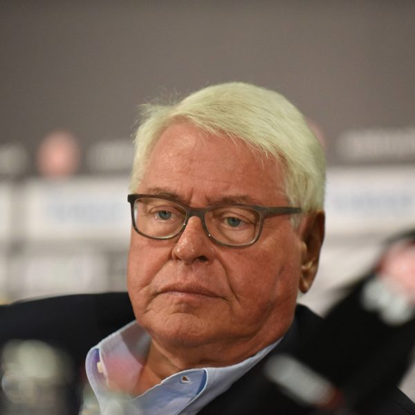  Wolfgang Steubing stellt sich hinter Andreas Möller (Bild: imago images / Hartenfelser).