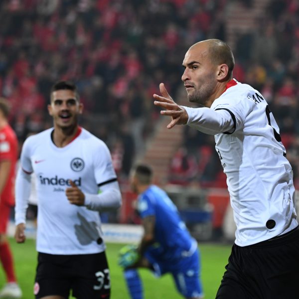  Rückkehr ungewiss: Bas Dost und André Silva fehlen der SGE. (Foto: imago images / Matthias Koch)