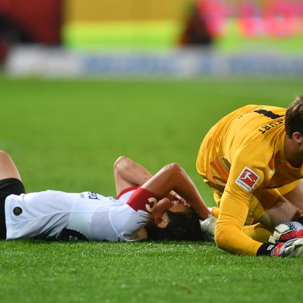 Der Moment, als Makoto und Kevin Trapp zusammenprallten. (Bild: imago images / Bernd König)