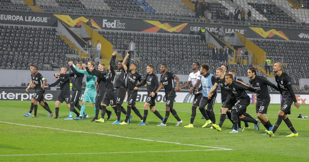  Erleichtertes Feiern mit den mitgereisten 2.700 Eintracht-Fans nach dem Spiel (Foto: imago images / JoaquimxFerreira)