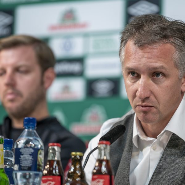  Florian Kohfeld und Frank Baumann wirkten bei der Pressekonferenz gereizt von den Aussagen der Eintracht Verantwortlichen. (Quelle:imago images / Nordphoto)