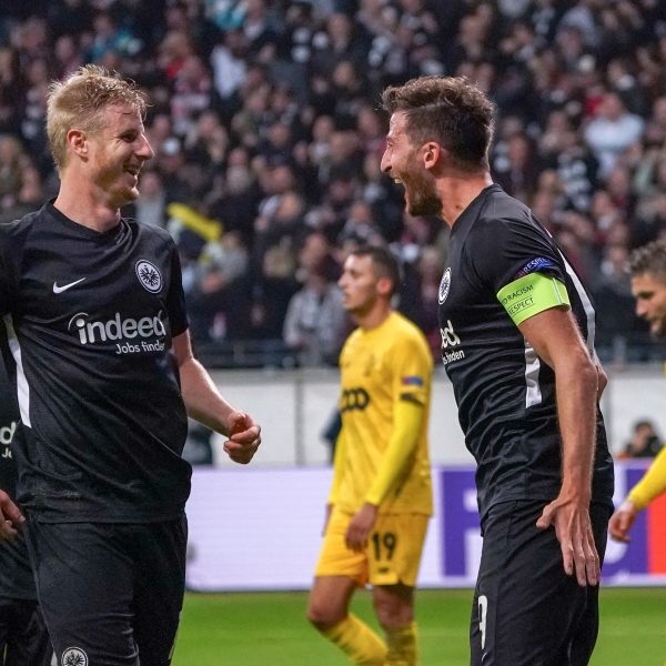 Martin Hinteregger und David Abraham jubeln (Foto: imago images / Schüler)