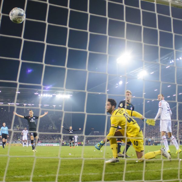  Bas Dost bringt die Eintracht mit seinen Toren ins Achtelfinale (Bild: imago images / Jan Huebner)