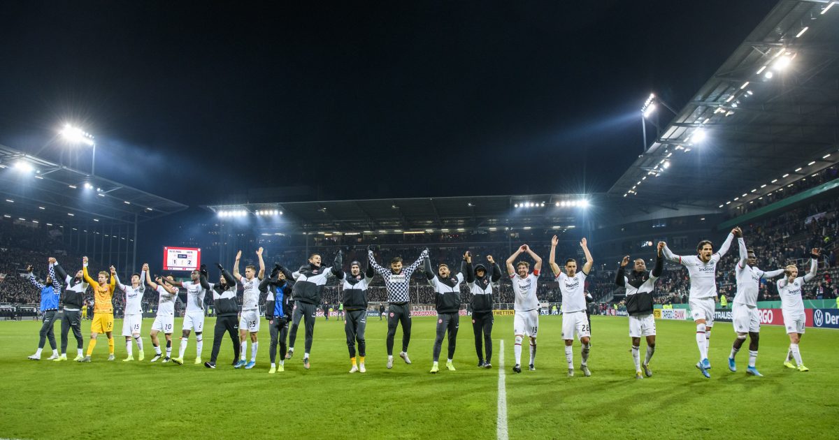  Große Freude nach dem Sieg gegen den FC St. Pauli. Die Eintracht feiert das Weiterkommen mit ihren mitgereisten Fans. (Bild: imago images / Jan Huebner)