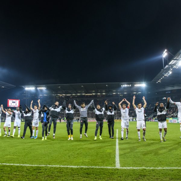  Große Freude nach dem Sieg gegen den FC St. Pauli. Die Eintracht feiert das Weiterkommen mit ihren mitgereisten Fans. (Bild: imago images / Jan Huebner)