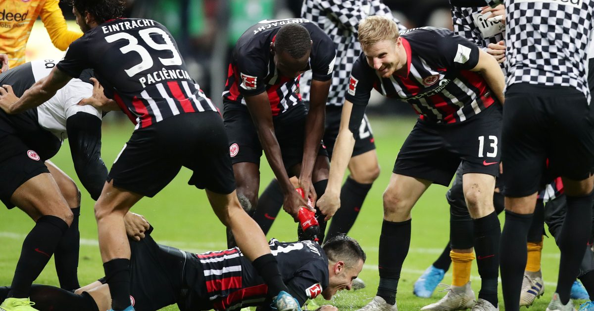  Großer Jubel nach Abpfiff. Die Mannschaft feiert den denkwürdigen Sieg gegen den FC Bayern München ausgelassen mit den Fans.