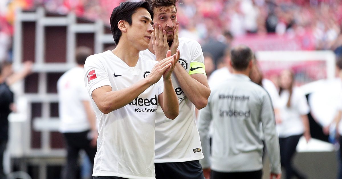  David Abraham schlägt die Hände vors Gesicht - er muss erstmal draußen bleiben.