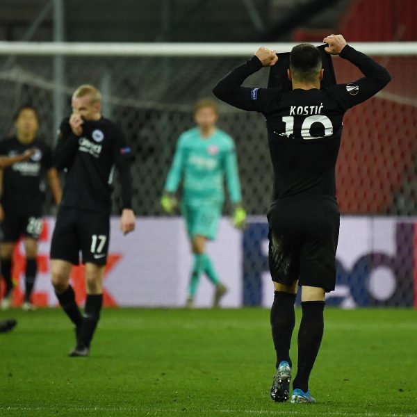  Enttäuschung pur nach dem späten Gegentreffer. Filip Kostic realisiert, dass er den Einzug in die K.O.-Runde auf dem Fuß hatte und die falsche Entscheidung getroffen hat. (Foto: imago images / Jan Huebner)