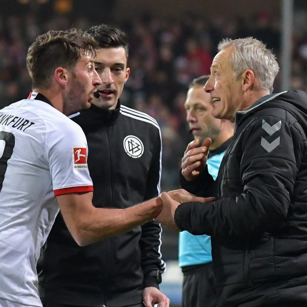  David Abraham zeigt nach seiner Roten Karte Reue. (Foto: Imago images/Jan Huebner)