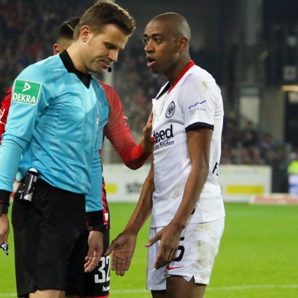  Mit der Roten Karte für Fernandes nahm das Übel seinen Lauf (Bild: imago images / Eibner)