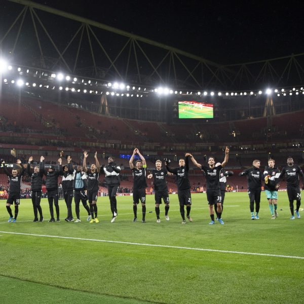  Die Eintracht feiert den Sieg gegen den FC Arsenal London mit ihren mitgereisten Fans, die es trotz UEFA-Sperre ins Stadion geschafft haben. (Bild: imago images / HMB-Media)