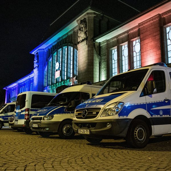  Eintracht-Anhänger sollen laut Polizei Darmstadt-Fans angegriffen haben. (Foto: imago images / Jan Huebner)