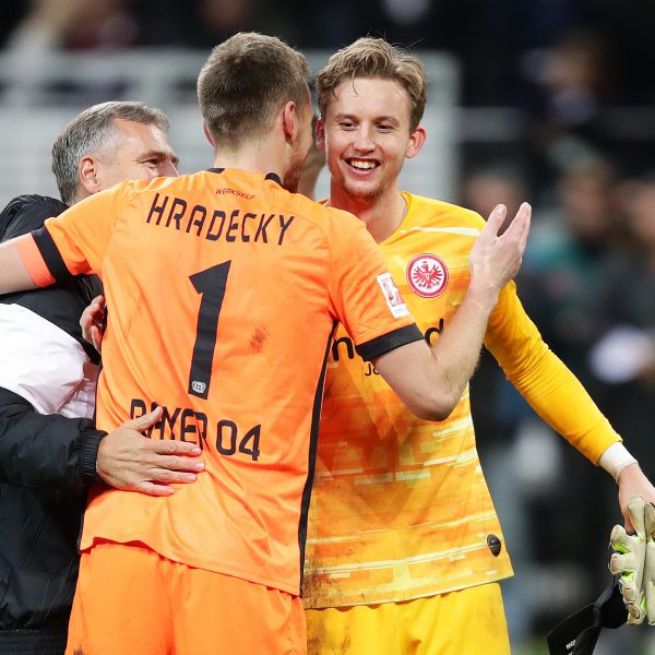  Lukas Hradecky gratuliert seinem Nachfolger Frederik Rönnow zu einer bärenstarken Leistung.