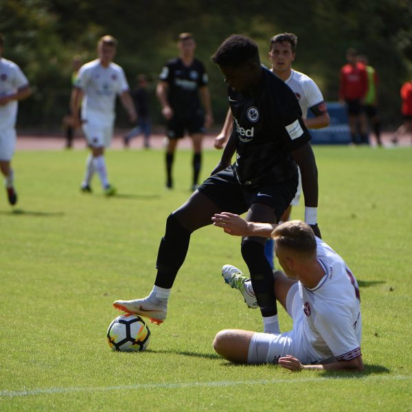  Jabez Makanda stürmt künftig für die Profis der SGE. (Bild: imago images / Hartenfelser)