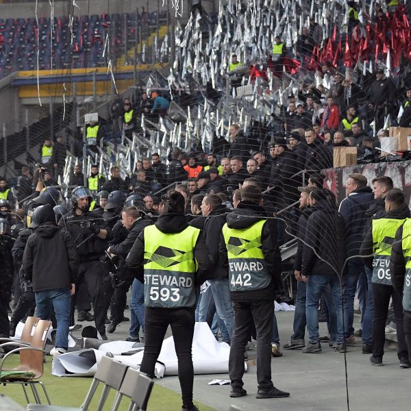  Vor dem Europapokalspiel im Februar gegen Donezk beschlagnahmte die Polizei einen Banner der Frankfurter Fans. (Bild: imago images / Jan Huebner)
