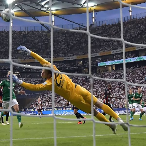  Darf gegen Köln wieder fliegen - Felix Wiedwald. (Quelle: imago images / Jan Hübner)