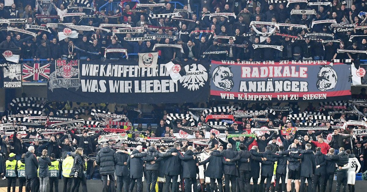 Einer der Eintracht-Momente 2019: Die Fans bauen die Mannschaft wieder auf. (Foto: imago images/Jan Huebner)