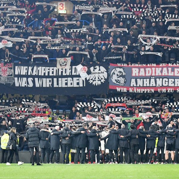  Einer der Eintracht-Momente 2019: Die Fans bauen die Mannschaft wieder auf. (Foto: imago images/Jan Huebner)