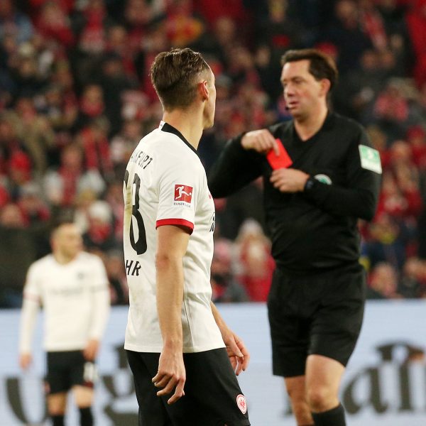  Dominik Kohr flog gegen Mainz mit Rot vom Feld. (imago images / Thomas Frey)