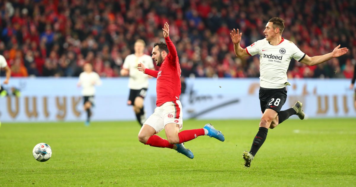  Dieser Zweikampf prägte die Partie: Kohr brachte Öztunali mit einer Notbremse zu Fall. Die Folge: Rote Karte (Foto: imago images / Eibner)