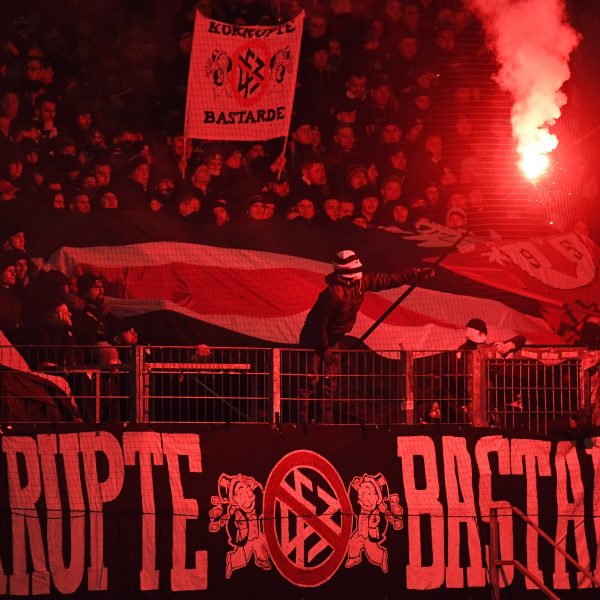  Einige Eintracht-Fans zündeten Böller und warfen Pyro aufs Feld. (Foto: imago images / Jan Huebner)