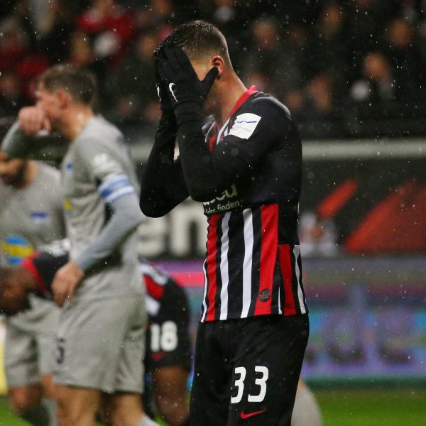  André Silva kann es nicht fassen. Der Frankfurter Ausgleich wurde aberkannt. (Foto: Imago Images / Thomas Frey)